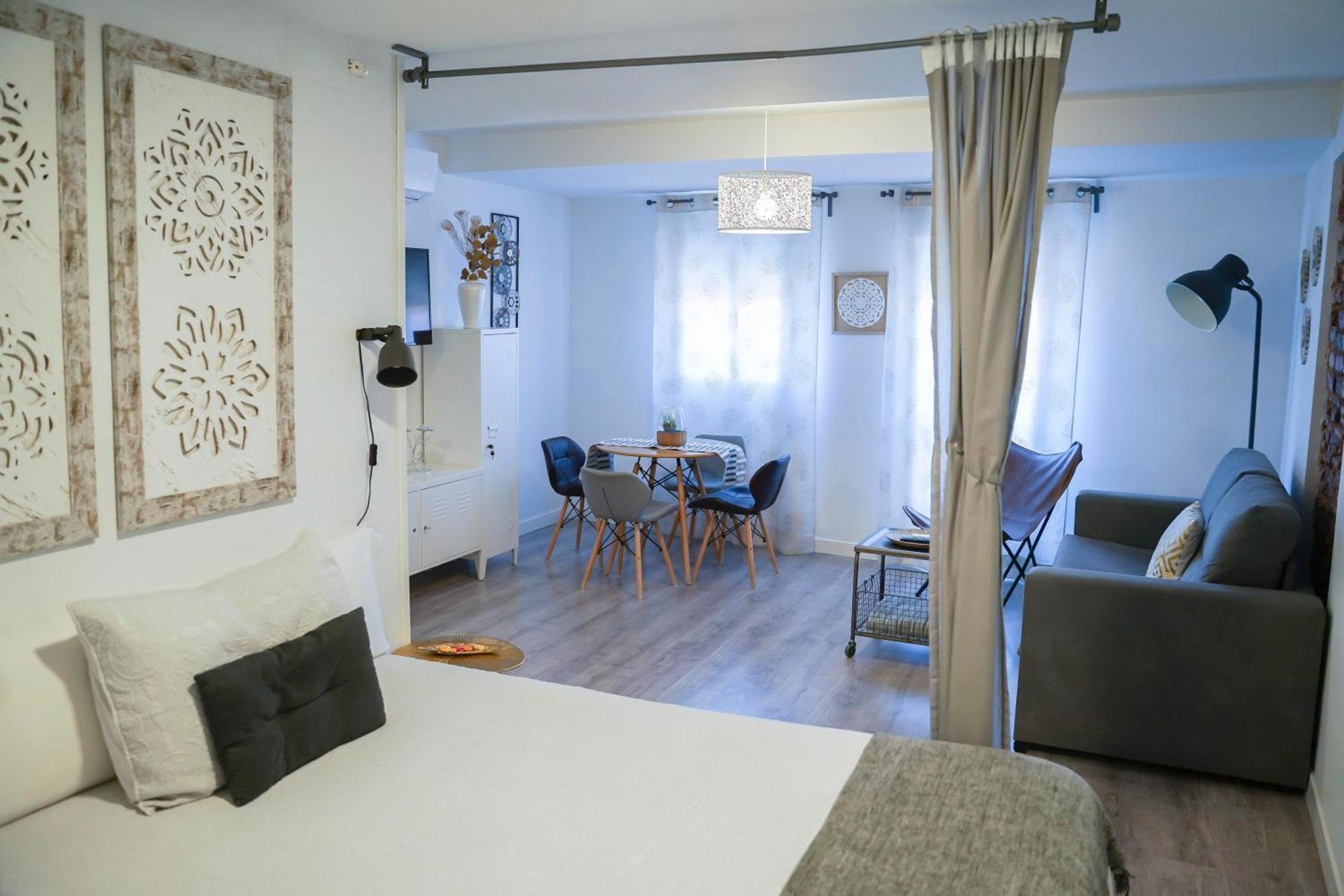 Apartamentos Suites Cariatide Plasencia Dış mekan fotoğraf